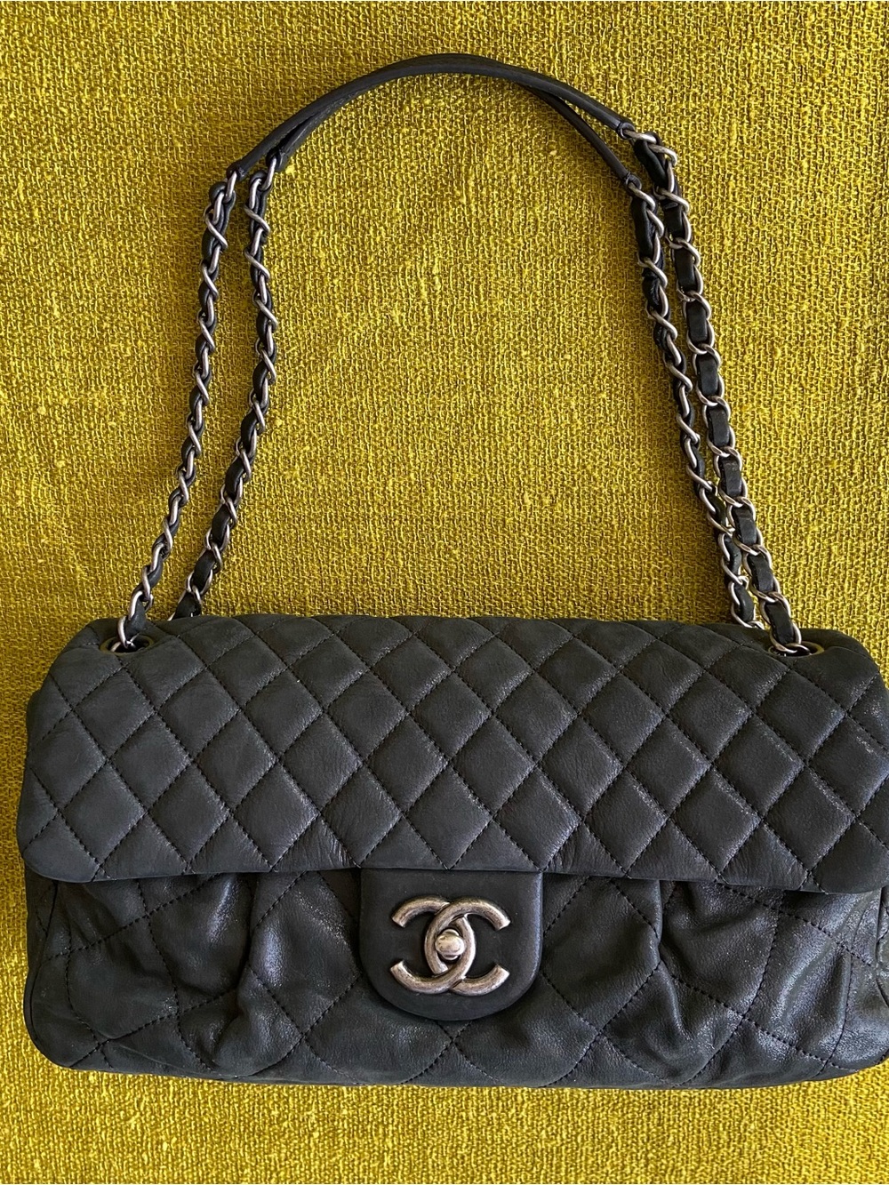 CHANEL Black Quilted Leather Shoulder Bag with Silver Chain